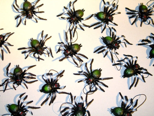 kleine Spinne am Faden, ca. 7 cm