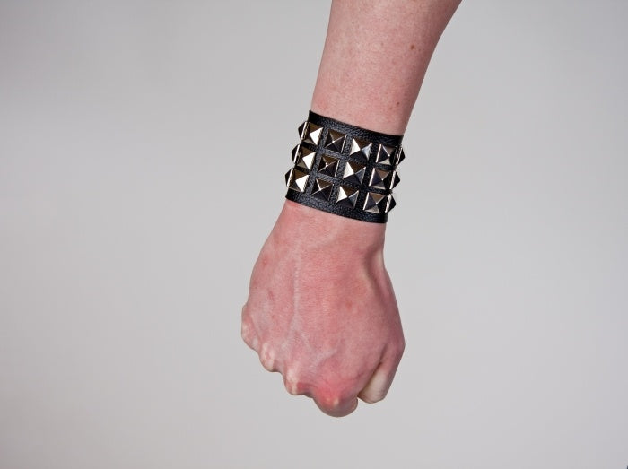 candytoys.ch Nietenarmband, weitenverstellbar Größe: 18-20 cm candytoys.ch Switzerland